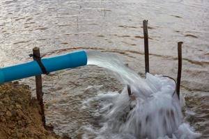 tubulação de saída de água na inundação. foto