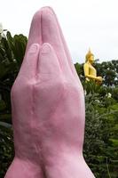 as mãos da estátua entrelaçadas em rosa. foto