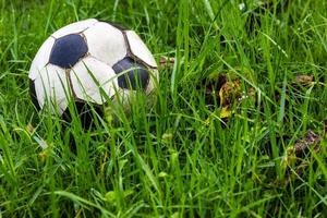 orvalho de grama velha de futebol. foto