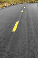 novas curvas de estrada amarelas. foto