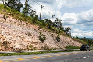 falésias rochosas com estradas pavimentadas. foto