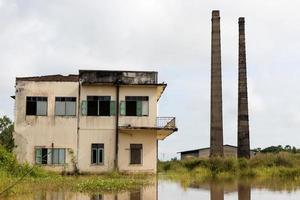 reflexões construindo chaminé de tijolo. foto