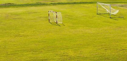 gramado verde com um gol de futebol. foto