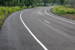 superfície de estrada curva, que é pavimentada nova. foto