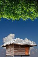 cabana de madeira com folhas de bambu. foto