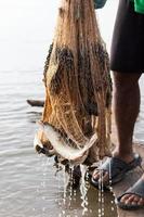 muitos peixes na malha perto das pernas. foto