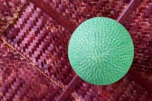 lâmpada verde redonda com tecido de bambu. foto