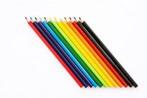 muitos lápis coloridos isolados colocados em papel branco. foto