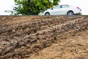 close-up da superfície de um grande veículo com rodas com o carro. foto