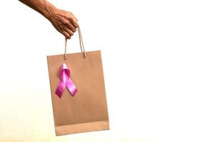 arco-de-rosa e saco de papel do símbolo da campanha do câncer de mama. foto