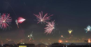 longa exposição de fogos de artifício sobre os telhados de viena foto