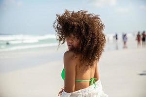 negra afro jovem linda, cabelos cacheados, biquíni, praia. férias de férias de verão afro-americanas. foto