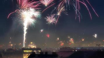 longa exposição de fogos de artifício sobre os telhados de viena foto