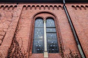 paredes e janelas velhas resistidas e envelhecidas do edifício da igreja religiosa foto