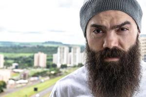 homem barbudo olhando o horizonte. conceito de masculinidade e cuidado com a barba. foto