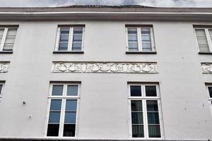 bela arquitetura antiga de fachadas encontradas na pequena cidade de Flensburg foto