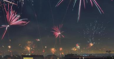 longa exposição de fogos de artifício sobre os telhados de viena foto