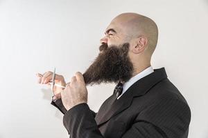 barbeiro com barba longa usando tesoura foto