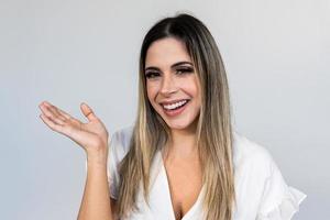 uma jovem latina aponta para os lados. conceito de anúncio e apresentação. foto