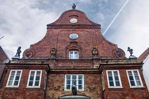 bela arquitetura antiga de fachadas encontradas na pequena cidade de Flensburg foto