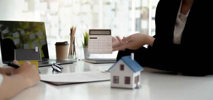 corretor de imóveis ou promotor imobiliário mostrando contrato de compra de casa para funcionário consultor