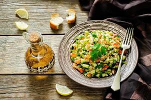 salada com bulgur e legumes, tabule