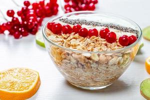 o conceito de um café da manhã saudável - aveia com frutas e sementes de chia foto