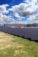 gerando energia limpa com módulos solares em um grande parque próximo à rodovia a7 no norte da alemanha.