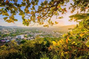 ponto de vista de khao rang da cidade de phuket no pôr do sol, província de phuket, tailândia foto