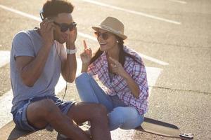 feliz casal jovem ouvir música foto