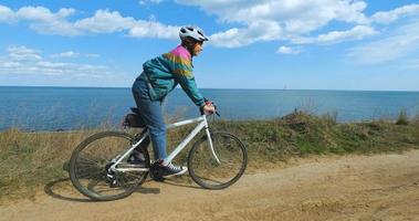 ciclista jovem no capacete em dia ensolarado de verão foto