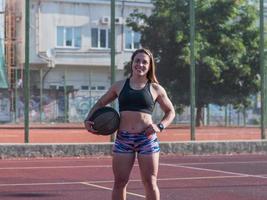jovem mulher forte treinando ao ar livre no verão, atleta profissional feminina faz exercícios no parque foto