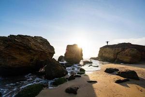 bela paisagem com pôr do sol, falésias e mar foto