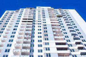 novos edifícios brancos e céu azul foto