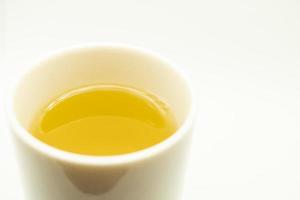 chá verde em um fundo branco. imagem de chá verde japonês. xícara de chá isolada no fundo branco foto