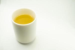 chá verde em um fundo branco. imagem de chá verde japonês. xícara de chá isolada no fundo branco foto