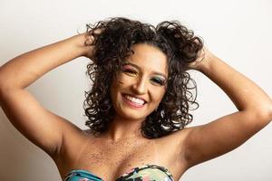 beleza moda modelo garota com cabelos cacheados e maquiagem colorida. mulher afro sorrindo foto