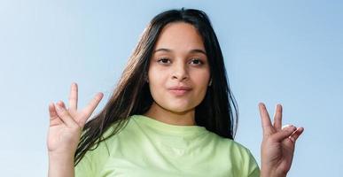 Menina Adolescente Mostrando Gesto Indefeso Com Mãos Não Sei Adolescente  fotos, imagens de © VaLiza #345928544