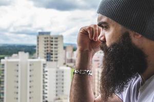 homem barbudo olhando o horizonte. conceito de masculinidade e cuidado com a barba. foto