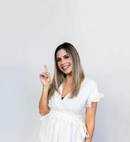 uma jovem latina aponta para cima. conceito de anúncio e apresentação. foto