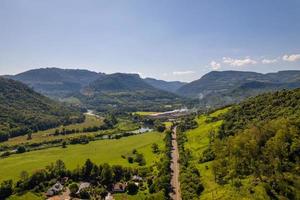 montanhas verdes e céu azul no vale, rio grande do sul, brasil. foto