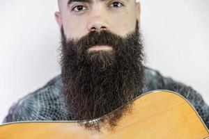 músico barbudo com sua guitarra foto