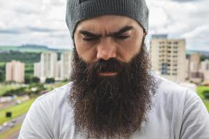 homem barbudo olhando o horizonte. conceito de masculinidade e cuidado com a barba. foto