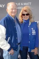 los angeles, 8 de junho - burt sugarman, mary hart nas fundações de los angeles dodgers 3ª gala anual de diamante azul no estádio dodger em 8 de junho de 2017 em los angeles, ca foto