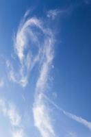 céu azul com chemtrails em espiral foto