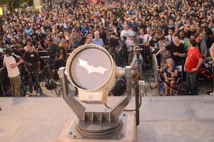 los angeles, 15 de junho - atmosfera na cerimônia de iluminação do bat signal para homenagear adam west na prefeitura de los angeles em 15 de junho de 2017 em los angeles, ca foto