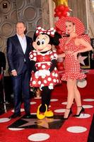 los angeles, 22 de janeiro - bob iger, minnie mouse, katy perry na cerimônia minnie mouse star na calçada da fama de hollywood em 22 de janeiro de 2018 em hollywood, ca foto