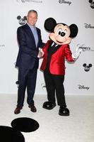 los angeles, 6 de outubro - bob iger, mickey mouse at the mickeys 90th gravação espetacular no shrine auditium em 6 de outubro de 2018 em los angeles, ca foto