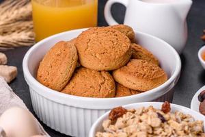 delicioso café da manhã saudável nutritivo com granola, ovos, biscoitos de aveia, leite e geléia foto