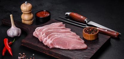 carne de porco fresca crua cortada em uma tábua de madeira